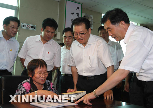 这是10月19日,李长春来到东莞市拔蛟窝社区农家书屋,与正在看书的老人交谈,了解基层文化建设和普及情况。 新华社记者刘卫兵摄