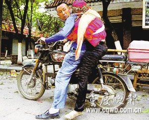 博物馆8000元征集男子地震时背亡妻所骑摩托