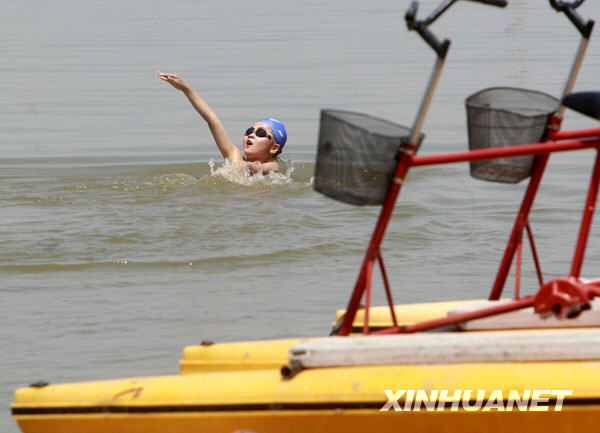 5��10�գ�һ��С�������Ϻ������׸ۺ���ɳ̲ԡ����Ӿ�� �»��緢