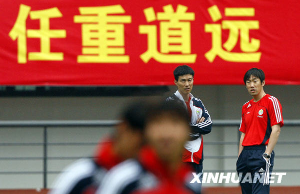 5��25�գ��������ߺ鲨���ң����������������ڳ��߹ۿ���Աѵ�������գ���һ���й�������������Ϻ���ɽ�������������״�ѵ����