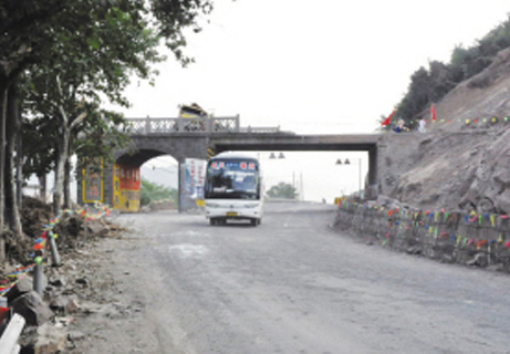 104������������Ŷ�ɽ�廬����ʯ������