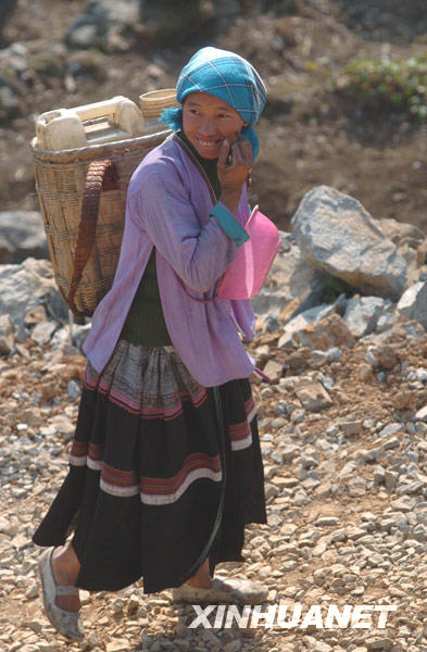 在广西隆林德峨乡常么村,一位妇女走在取水的路上(2月22日摄)。