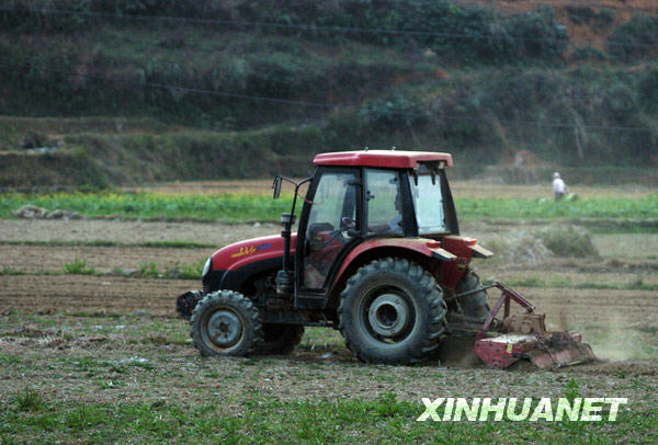 在广西那坡县德隆乡团结村,村民在田野里耕种(2月23日摄)。