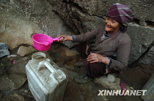 在广西隆林德峨乡常么村,村民在山洞里取地下水(2月22日摄)。