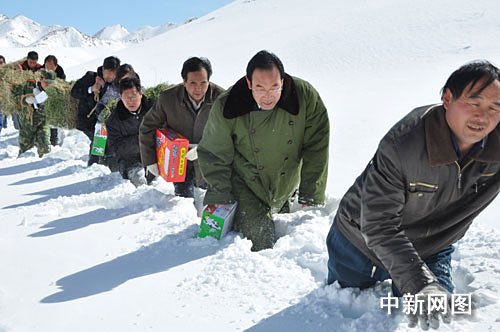 组图:甘肃玉门降雪受灾 官方“开路”运粮草