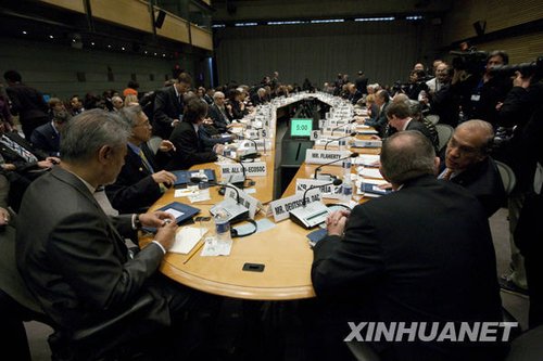 4月25日,与会代表在美国首都华盛顿参加世界银行和国际货币基金组织(IMF)联合发展委员会会议。新华社记者朱炜摄