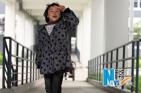     �����ڵ�����ʧȥ�ұ۵Ķ������Ѱ�ѧУһ�꼶Ů��������5��7���㣩���봨���������ĺ����ǣ����ѹ�ȥ�����ˣ����ǿ���֪����ȫ����������ǵ�ǣ�Ҵ�δֹͣ�������ɣ�����ͷ���ù������ǵ��˿����������ŵ�Ц���ɡ��� �»������ ֣�� ��