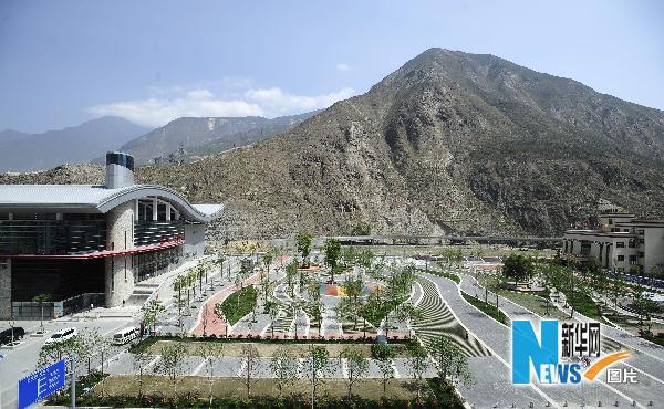 �����봨���������Ա�һ��ռ�����2���ƽ���׵ı��ֹ㳡��5��5���㣩���Ĵ�����ؽ������ּ������뽨�跶Χ����ǿ������ֹ㳡��԰�Ȼ�����ʩ���衣��Щ��������Ϊ���ֱ����ṩ���ϣ���������Ⱥ���ճ������С����������»������ ���꾰 ��