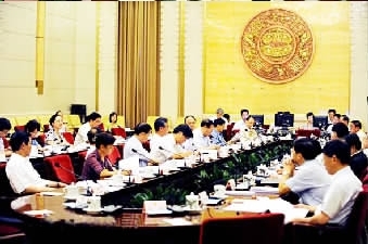 8��25�����磬ʮһ��ȫ���˴�ί���ʮ���λ�����������̷�������(��)�ݰ���ͼΪ���������ֳ������������