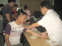 �������뵳��ѵ��ѧԱ�μ�������Ѫ