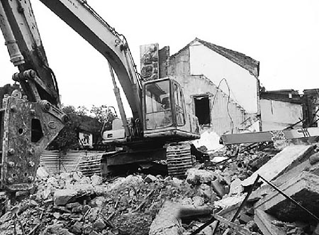 ��Ǩ��Χ�ڵı��ݣ���ûǩ��ǨЭ�飬��9��26���賿��ͻȻ����һ����ǿ�йص���բ������ס����Ա������˱��ݡ�26�գ���������ѯ�ʶ�����ţ�������֪�������ǲ�ġ������Ĺ��£��ͷ����ڿ�������ĵضΡ�����¥�㳡��