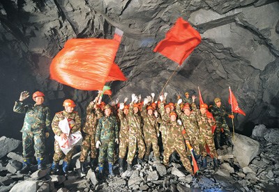 12��15�����磬����ī�ѹ�·��¡��������ʽ��ͨ���侯��ͨ����ʩ����Ա����ȸԾ���»�����ߡ�������