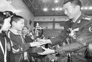 ����Ӣ��Ϊ���С������ӡ��佱