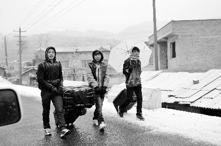 受冻雨影响,一些乘客不得不步行赶路新华社/图