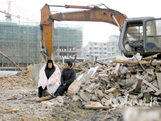 新四军老战士抵抗强拆队伍 “缴获”挖掘机(图)