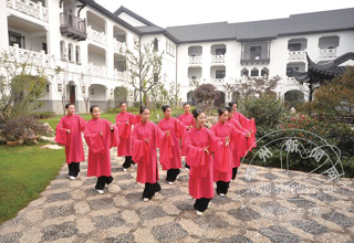 ����Խ������ѧУ ���߰�ǽ������