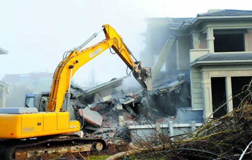 违章别墅轰然倒下。 张亮宗 冯阿英 摄 违章别墅轰然倒下。 张亮宗 冯阿英 摄