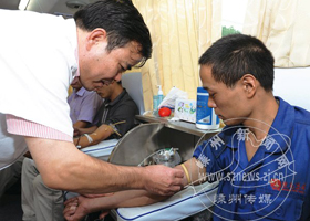 ˫���е������ְ֯��ӻԾ�μ��޳���Ѫ