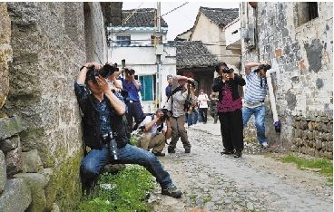 5��13�գ����㽭�ձ���ʡ��Ӱ��Э�����֯��һ֧��Ӱ���飬���������н�ͥ���ô�����Ŵ���ԭʼ��ò���Ի������ǶԹŴ���ı�����ʶ��