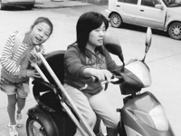 Т��Ů����΢Ц��ȥ������ĸ�ҥ