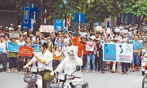 Խ�Ϸ������в����߲���200��