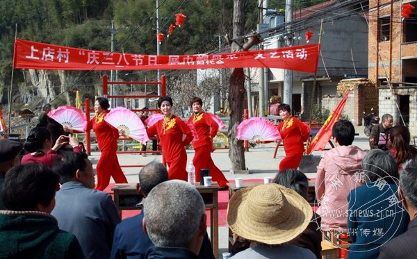 ɽ����Ů������