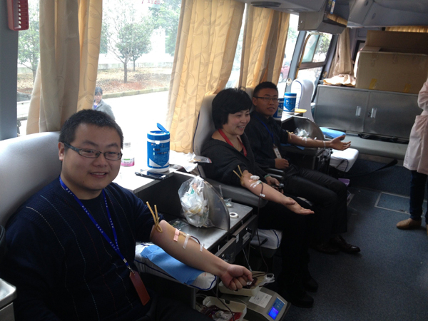 ���������֯Ա���μ��޳���Ѫ