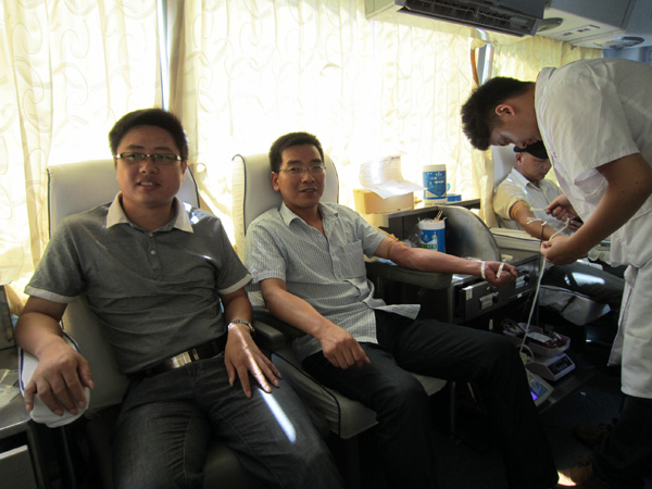 �������뵳�������Ӻ͹�����Ա�μ���Ѫ