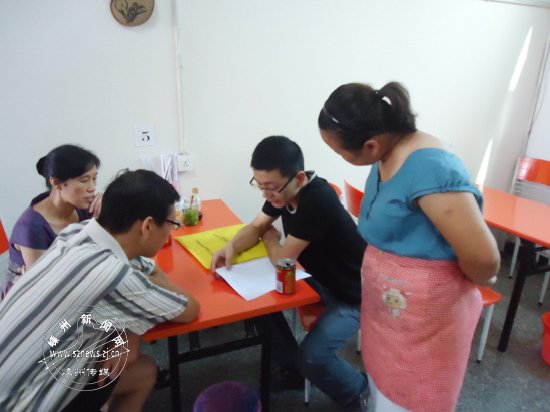 ������ѧ��ʦð���߷ý�400��ѧ����ͥ