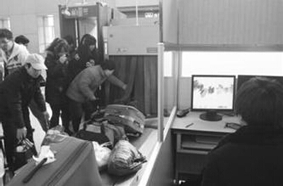 Ů��Я���Ƶ��߽���վ �����ˣ��������