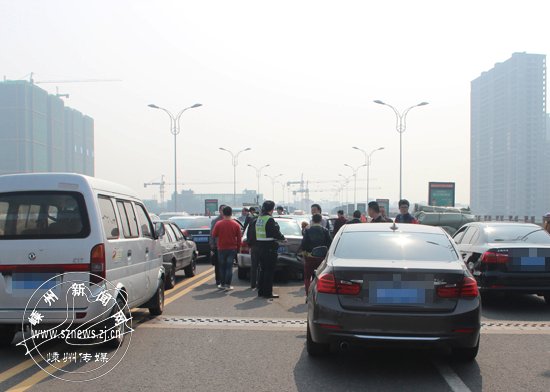 ˫���������峵������ײ ����δ�����Ա����